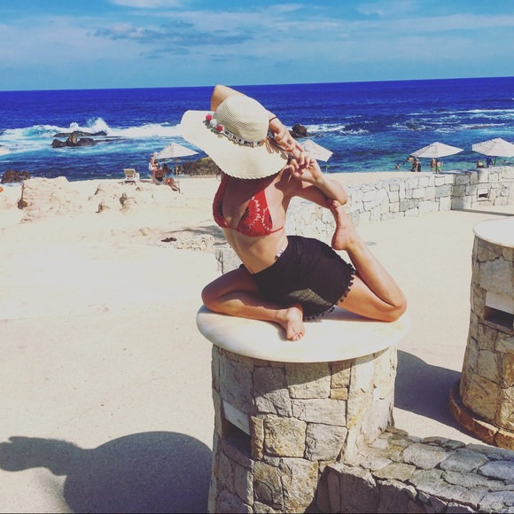 🎀Meet your posher 🎀 - Picture 2 of 5